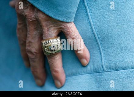 Tennessee Titans owner Bud Adams wears his 1999 AFC Championship ring  before an NFL football game between the Titans and the Houston Texans on  Sunday, Dec. 2, 2012, in Nashville, Tenn. (AP Photo/Joe Howell Stock Photo  - Alamy