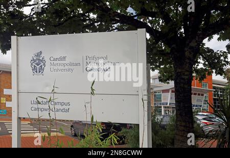 Cardiff Metropolitan University bilingual sign at entrance to Llandaff campus. Prifysgol Metropolitan Caerdydd. Taken 2022. Stock Photo