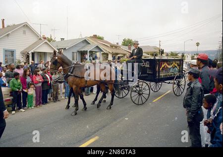 The body of drug kingpin Felix Mitchell is carried by a horse-drawn ...