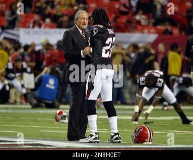 New Atlanta Falcons cornerback Asante Samuel places two fingers