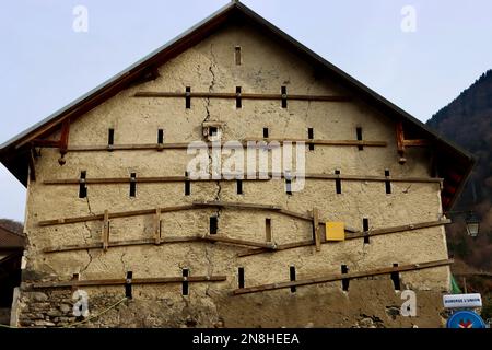 Cracks in the wall of old building in Ollon, Switzerland Stock Photo