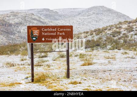 New Mexico, NOV 25 2022 - Admire the captivating beauty of the Carlsbad Caverns National Park sign amidst a blanket of snow on a winter day Stock Photo