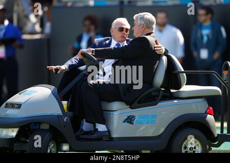 Carolina Panthers team owner Jerry Richardson and head coach John Fox chat  during football practice Thursday, May, 28, 2009, in Charlotte, N.C. (AP  Photo/The Charlotte Observer, Jeff Siner Stock Photo - Alamy