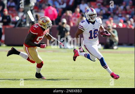 San Francisco 49ers linebacker Patrick Willis (52) warms up against the  Denver Broncos before their NFL preseason football game in San Francisco,  Calif., Friday, Aug. 14, 2009. (AP Photo/Marcio Sanchez Stock Photo - Alamy