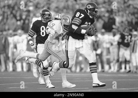 Chicago Bears' Emery Moorehead catches a 44-yard pass from quarterback Jim  McMahon during the final