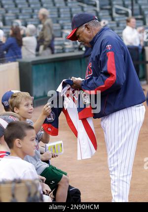 Former Twins great Tony Oliva watches batting practice before a baseball  game against the Detroit Tigers, Friday, May 25, 2012, in Minneapolis. (AP  Photo/Paul Battaglia Stock Photo - Alamy