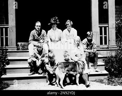 Franklin D. Roosevelt and family at home during the time FDR was ...