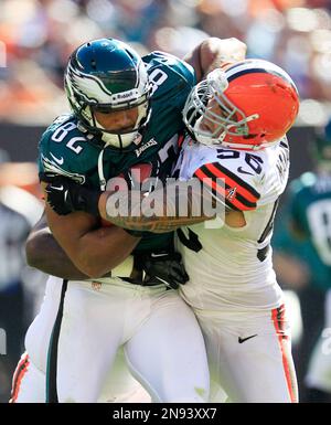 Cleveland Browns linebacker Kaluka Maiava signs a shirt at the Cleveland  Browns NFL football training camp Sunday, Aug. 2, 2009, in Berea, Ohio. (AP  Photo/Tony Dejak Stock Photo - Alamy