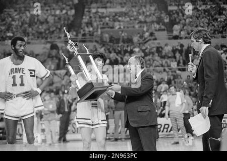 Bob McAdoo of the Buffalo Braves dribbles around Philadelphia 76ers' Don  May, left, and John Tschogl, right, during their game in Philadelphia, Feb.  18, 1975. (AP Photo/Harry Cabluck Stock Photo - Alamy