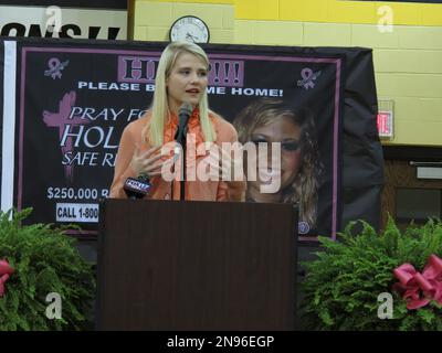 https://l450v.alamy.com/450v/2n96egp/elizabeth-smart-makes-a-speech-at-scotts-hill-high-school-where-missing-tennessee-woman-holly-bobo-graduated-from-on-monday-aug-27-2012-in-scotts-hill-tenn-smart-now-24-was-abducted-in-2002-at-age-14-and-was-held-for-nine-months-before-she-was-found-just-miles-from-her-utah-home-she-told-bobos-friends-and-family-monday-night-to-keep-searching-for-bobo-and-dont-give-up-hope-she-is-alive-bobo-was-abducted-from-her-home-in-parsons-tenn-16-months-ago-and-has-not-been-found-ap-photoadrian-sainz-2n96egp.jpg