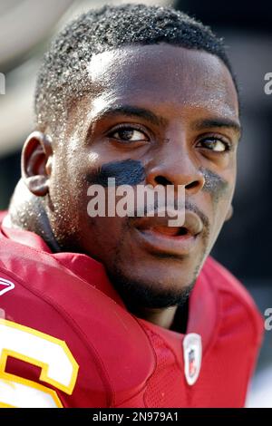 https://l450v.alamy.com/450v/2n979a1/file-in-this-sept-19-2010-file-photo-washington-redskins-running-back-clinton-portis-sits-on-the-bench-during-the-first-half-of-an-nfl-football-game-against-the-houston-texans-in-landover-md-portis-is-announcing-his-retirement-nearly-two-years-after-he-played-his-last-nfl-game-the-redskins-said-tuesday-aug-26-2012-that-portis-and-owner-dan-snyder-will-hold-a-retirement-news-conference-thursday-ap-photoevan-vucci-file0-2n979a1.jpg