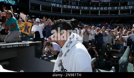 Seattle Mariners fans cheer their team after of a baseball game against the  Los Angeles Angels, Sunday, Oct. 3, 2021, in Seattle. (AP Photo/Elaine  Thompson Stock Photo - Alamy