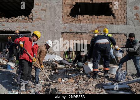 Volunteer Teams From Turkey And Many Parts Of The World Carry Out ...