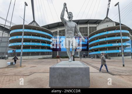 Sergio Agüero statue outside the Edited Stadium during the Premier League match Manchester City vs Aston Villa at Etihad Stadium, Manchester, United Kingdom, 12th February 2023  (Photo by Mark Cosgrove/News Images) Stock Photo