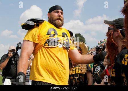 Cincinnati Bengals outside linebacker James Harrison warms up prior to an  NFL football game against the Pittsburgh Steelers, Monday, Sept. 16, 2013,  in Cincinnati. (AP Photo/David Kohl Stock Photo - Alamy