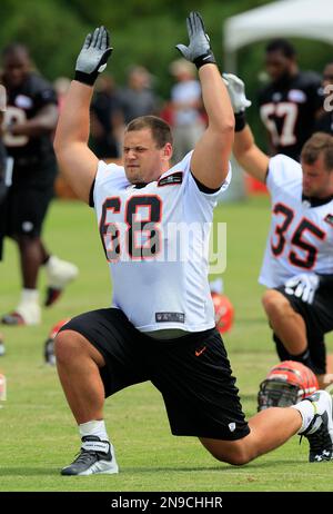 Cincinnati Bengals guard Kevin Zeitler (68) walks off the field after an  NFL football organized team activity, Tuesday, June 3, 2014, in Cincinnati.  (AP Photo/Al Behrman Stock Photo - Alamy