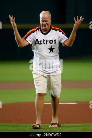 Former Houston Astros pitcher Mike Scott throws out the ceremonial