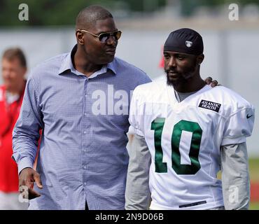 New York Jets' Keyshawn Johnson watches a play during Jets training camp in  Hempstead, N.Y., Friday, Aug. 19, 1999. (AP Photo/Ed Betz Stock Photo -  Alamy