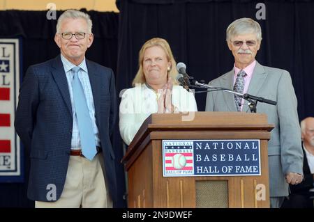 KRT STAND ALONE SPORTS PHOTO SLUGGED: WWEHALLOFFAME KRT PHOTOGRAPH BY  NICOLAS KHAYAT/ABACA PRESS (March 13) Baseball legend Pete Rose, WWE  Chairman Vince McMahon and WWE legend Jesse The Body Ventura pose together