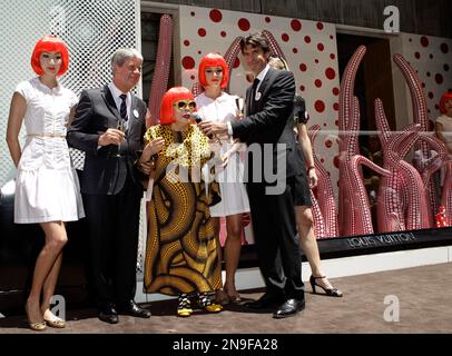 FASH30E-C-04JUN02-LV-LS-----From left: Susan Sherman, Mrs. Frederick Bold,  Goly and Lis Petkevich peruse a rack of samples at Saks Fifth Avenue. How a  big, lunchtime fashion show by Bill Blass serves multiple purposes