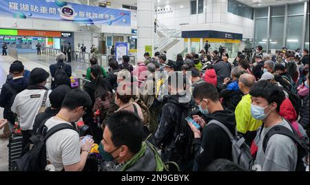 Passengers ready to cross the border at Lo Wu. The checkpoint begins ...