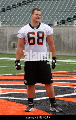 Cincinnati Bengals guard Kevin Zeitler (68) walks off the field after an  NFL football organized team activity, Tuesday, June 3, 2014, in Cincinnati.  (AP Photo/Al Behrman Stock Photo - Alamy