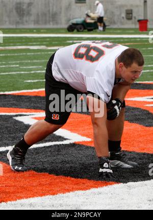 Cincinnati Bengals guard Kevin Zeitler (68) walks off the field after an  NFL football organized team activity, Tuesday, June 3, 2014, in Cincinnati.  (AP Photo/Al Behrman Stock Photo - Alamy