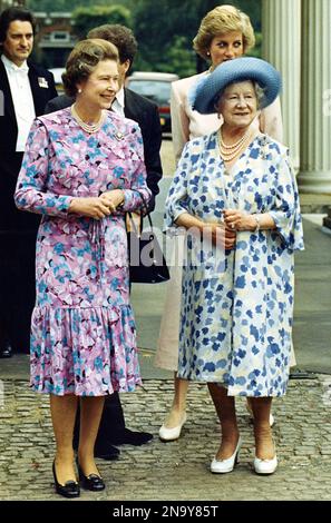 Queen Elizabeth II and Princess Diana in stage coach Stock Photo - Alamy