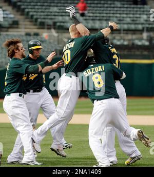 Oakland A's outfielder Jonny Gomes swings pink bat for mom – East