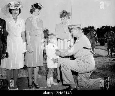 Major General Sherman Miles of the First Service Command pins the