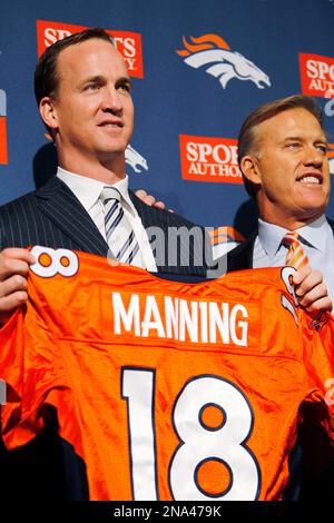 John Elway of the Denver Broncos holds up the Vince Lombardi trophy after  winning Super Bowl XXXII on 1/25/98 in San Diego, CA Broncos 31, Packers 24  Stock Photo - Alamy