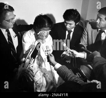 Korean fighter Duk Koo Kim is viewed by his sobbing mother, Sun-Yeo ...