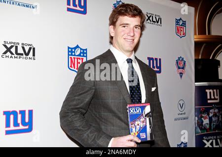 Photo: New York Giants Eli Manning bleeds after being sacked and hit in the  head at New Meadowlands Stadium in New Jersey - NYP20100816105 