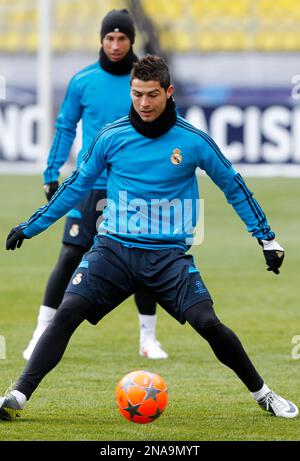 https://l450v.alamy.com/450v/2na9myt/real-madrids-cristiano-ronaldo-plays-during-a-training-session-in-moscow-russia-monday-feb-20-2012-one-day-ahead-of-a-champions-league-round-of-16-first-leg-soccer-match-against-cska-moscow-in-moscow-ap-photomisha-japaridze-2na9myt.jpg