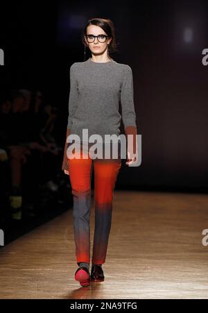 A model displays a creation by designer Paul Helbers for Louis Vuitton Men's  Fall-Winter 2009-2010 fashion show in Paris, France on January 22, 2009.  Photo by Frederic Bukajlo/JDD/ABACAPRESS.COM Stock Photo - Alamy