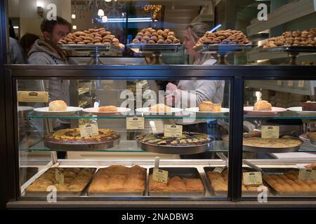 Backwaren, Cafe und Bäckerei Xoizn, Mitropoleos, Athen, Griechenland Stock Photo