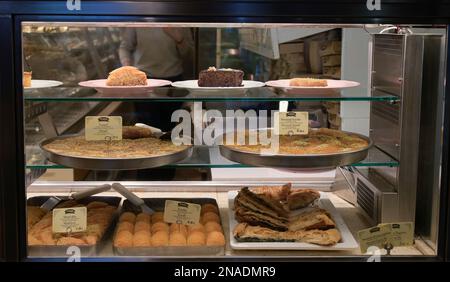 Backwaren, Cafe und Bäckerei Xoizn, Mitropoleos, Athen, Griechenland Stock Photo
