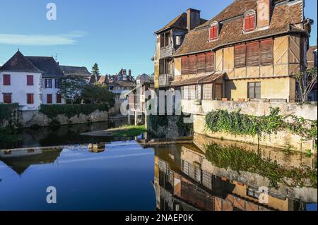 View from the Pont de Lalune onto the Saleys river and the old town centre of Salies-de-Béarn, France Stock Photo