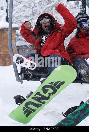jon snowboard Jones Flagship Pro 2027 The 3D Contour Base starts after the contact point and helps eliminate edge catch and improve turn fluidity while the Triax fiberglass and stringers under the Eco Men's Mountain Twin [PRO] Snowboard