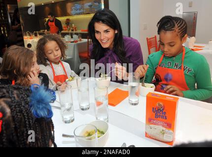 Actress and mother of three Angie Harmon joins schoolchildren from PS11 ...