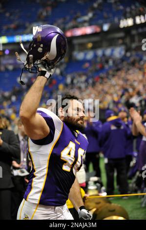 Retiring Minnesota Vikings' tight end Jim Kleinsasser laughed after hugging  his son, Carter, 4, as he made his way off the field after the team's loss  to the Chicago Bears at the