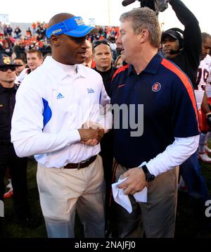 San Francisco interim coach Mike Singletary checks the instant replay  during an NFL football game against the Dallas Cowboys, Sunday, Nov. 23,  2008, in Irving, Texas. (AP Photo/Matt Slocum Stock Photo - Alamy