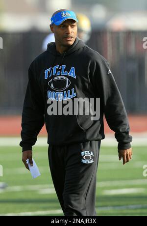 San Francisco interim coach Mike Singletary checks the instant replay  during an NFL football game against the Dallas Cowboys, Sunday, Nov. 23,  2008, in Irving, Texas. (AP Photo/Matt Slocum Stock Photo - Alamy