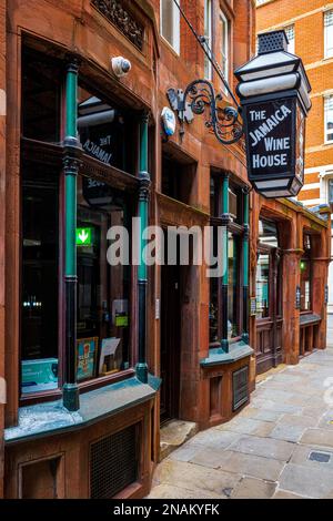 The Jamaica Wine House in St Michael's Alley off Cornhill in the City of London, on the site of London's first coffee house. Pasqua Rosee's Head. Stock Photo