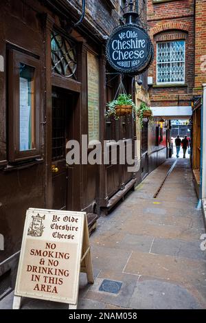 Ye Olde Cheshire Cheese Pub - historic London pub in Fleet Street, central London, rebuilt in 1667 after the Great Fire of London. Stock Photo