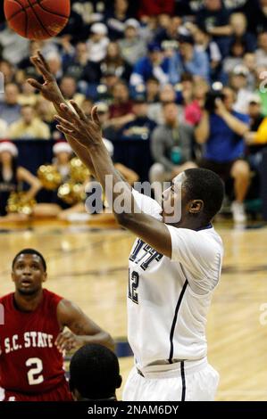 South Carolina State's Brandon Riley (2) calls signals as he brings the ...