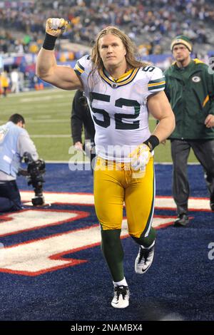 170728-N-CU914-329 GREEN BAY, Wis. (July 28, 2017) – David Robinson Jr.,  Command Master Chief, USS Green Bay (LPD 20), presents Green Bay Packers  linebacker Clay Matthews III with a ship's ball cap