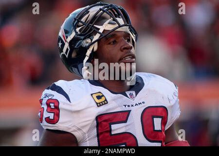 Houston Texans linebacker DeMeco Ryans (59) lines up during the