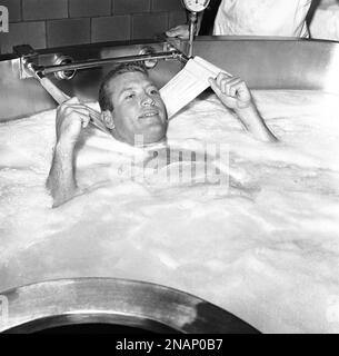 https://l450v.alamy.com/450v/2nap0b7/new-york-yankee-star-mickey-mantle-relaxes-in-a-therapeutic-bath-in-new-yorks-lenox-hill-hospital-on-may-21-1962-the-yankee-center-fielder-suffered-a-pulled-right-thigh-muscle-and-a-strained-ligament-in-his-left-knee-on-may-18-in-a-game-with-the-minnesota-twins-in-yankee-stadium-ap-photomatty-zimmerman-2nap0b7.jpg