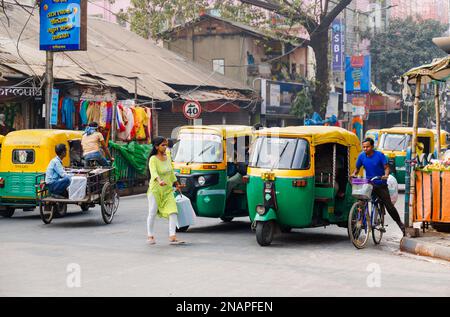 Street scene in Kanna, Shyam Bazar, suburban Kolkata, West Bengal, India  with tricycle cart and autorickshaws (tuktuks) in the road Stock Photo -  Alamy